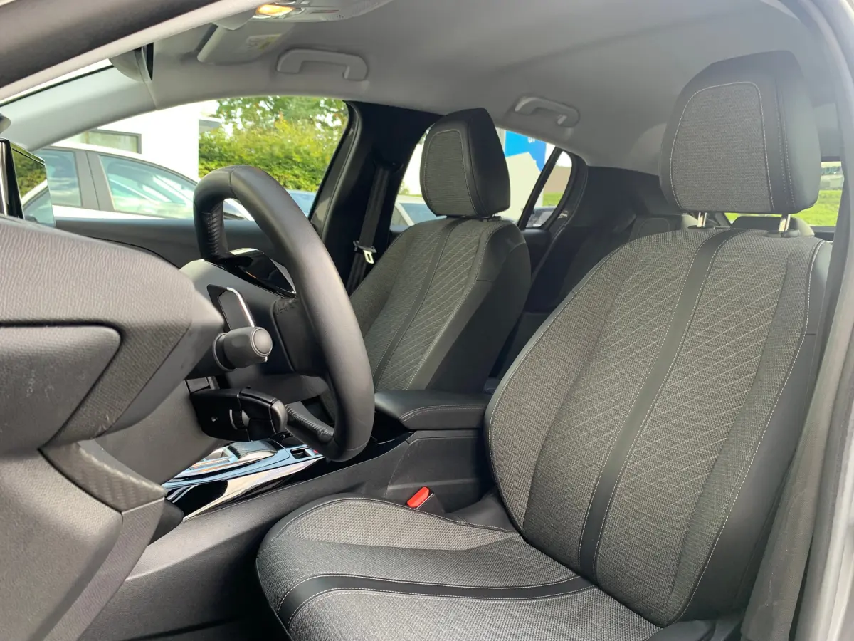Hybrid 100 e-DCS6 Allure Airco | AppleCarPlay/Android Auto | Camera | Cruise Control | DAB | LED | LMV 16" | PDC V&A |