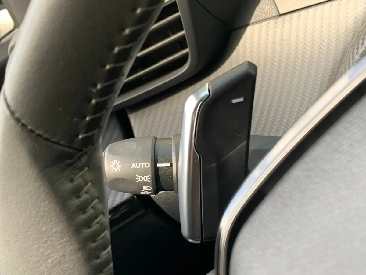 Hybrid 100 e-DCS6 Allure Airco | AppleCarPlay/Android Auto | Camera | Cruise Control | DAB | LED | LMV 16" | PDC V&A |