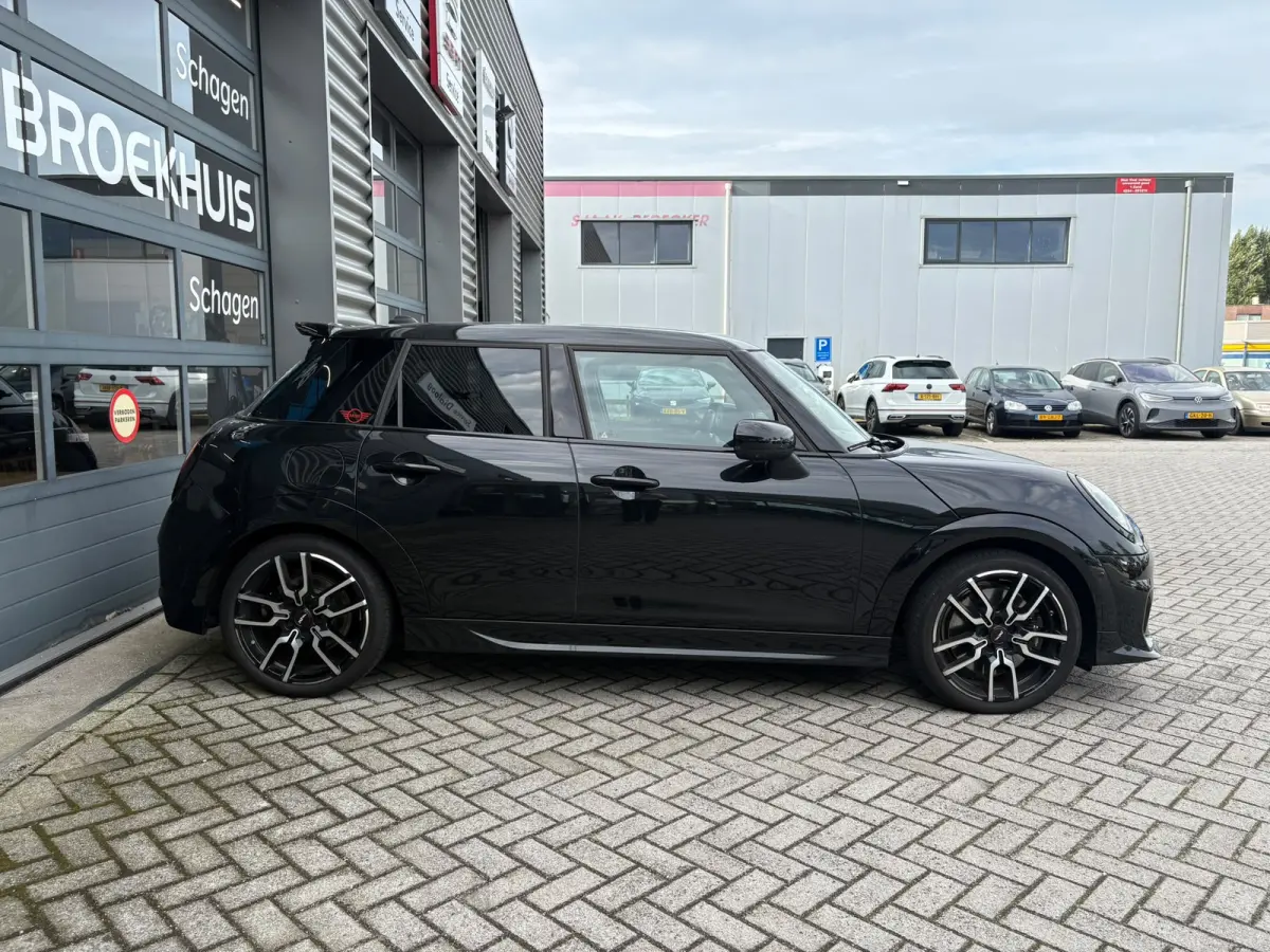 2.0 Cooper S John Cooper Works XL 204 pk | Achteruitrijcamera | Panoramadak | Apple Carplay |