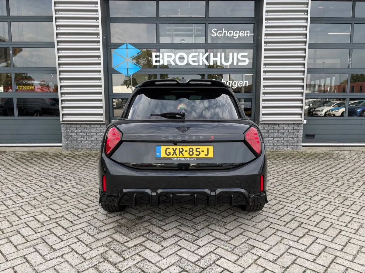 2.0 Cooper S John Cooper Works XL 204 pk | Achteruitrijcamera | Panoramadak | Apple Carplay |
