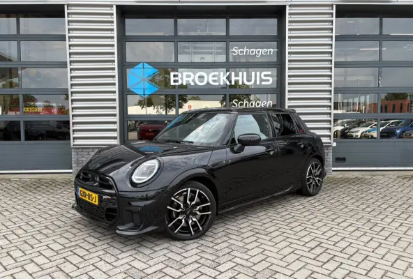 2.0 Cooper S John Cooper Works XL 204 pk | Achteruitrijcamera | Panoramadak | Apple Carplay |
