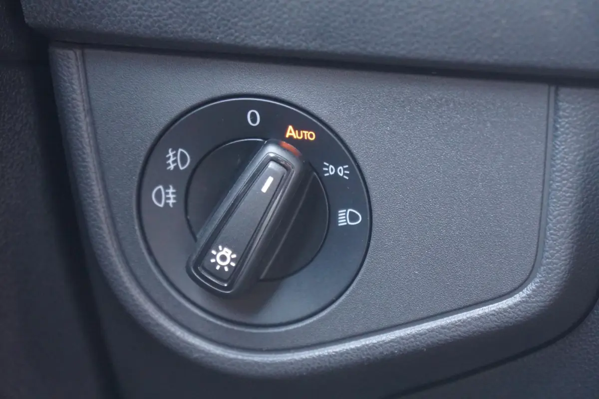 1.0 TSI R-Line Business + IQ LIGHT / KEYLESS / PANO / CAMERA
