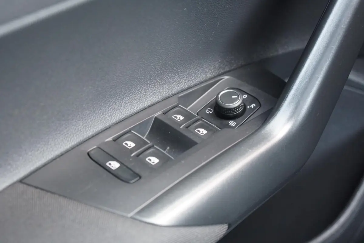 1.0 TSI R-Line Business + IQ LIGHT / KEYLESS / PANO / CAMERA