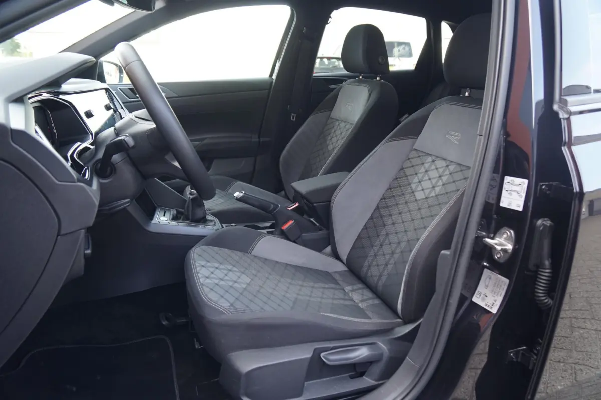 1.0 TSI R-Line Business + IQ LIGHT / KEYLESS / PANO / CAMERA