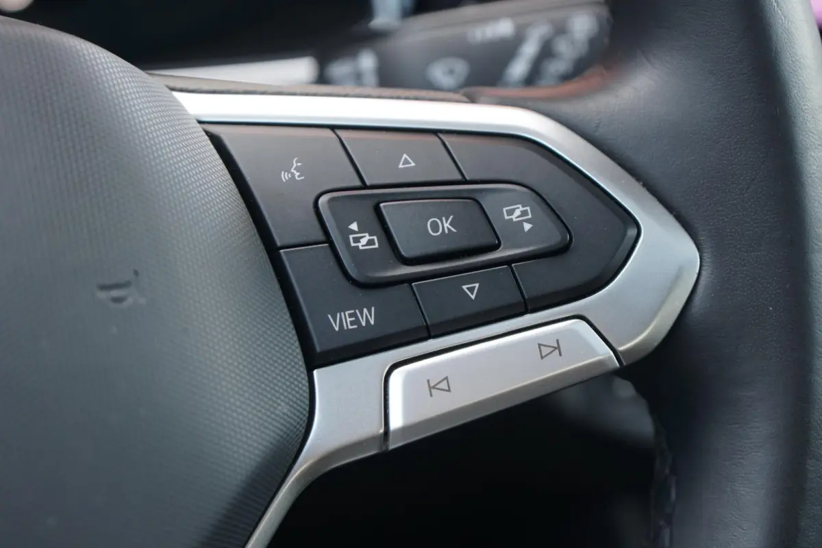 1.0 TSI R-Line Business + IQ LIGHT / KEYLESS / PANO / CAMERA