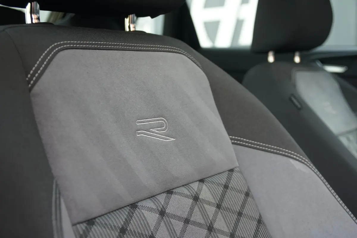 1.0 TSI R-Line Business + IQ LIGHT / KEYLESS / PANO / CAMERA