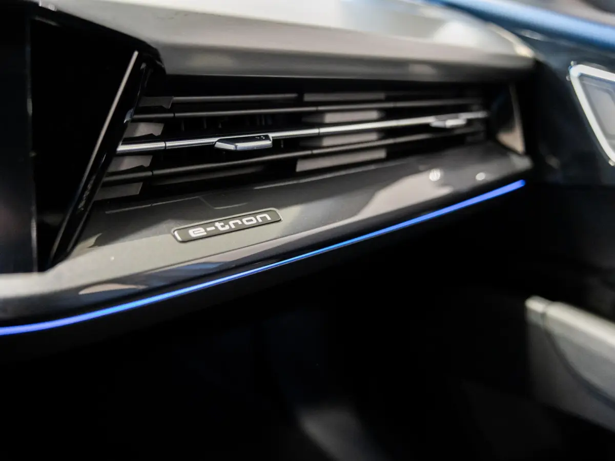 40 Launch edition S Competition 77 kWh SOH 94% / 204pk / Panorama dak / Warmtepomp / Sonos / Adaptieve dempers /