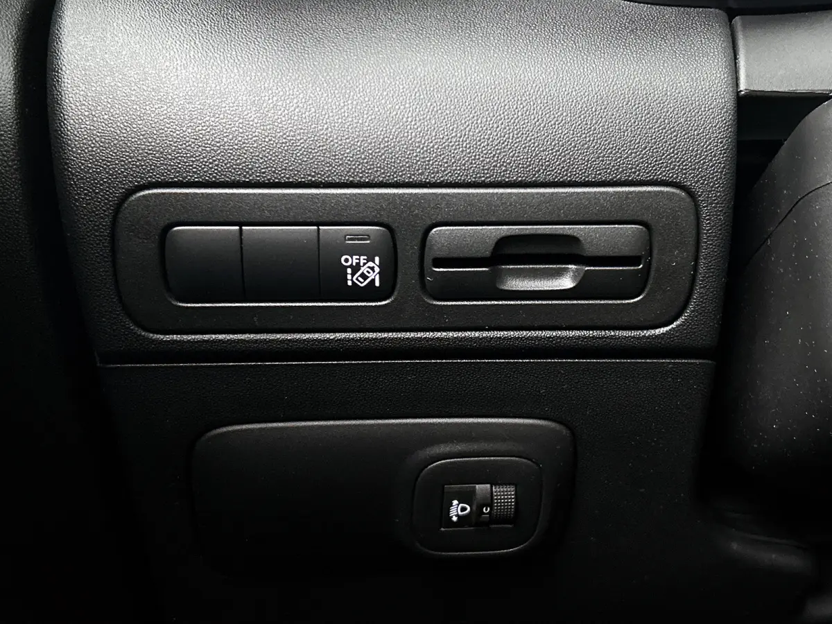 1.2 110PK Feel / Trekhaak / Hoge instap / Airco / Pdc / Distributie is vervangen / Apk 07-2027
