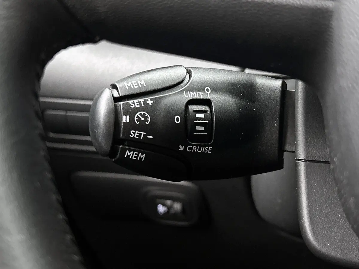 1.2 110PK Feel / Trekhaak / Hoge instap / Airco / Pdc / Distributie is vervangen / Apk 07-2027