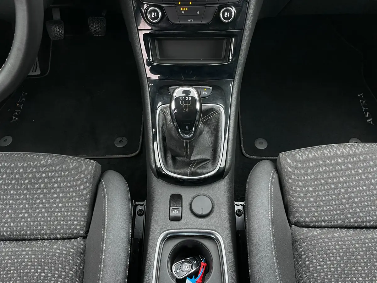TOURER+ | Grijs Kenteken | Carplay | PDC | Trekhaak | 1ste eigenaar |