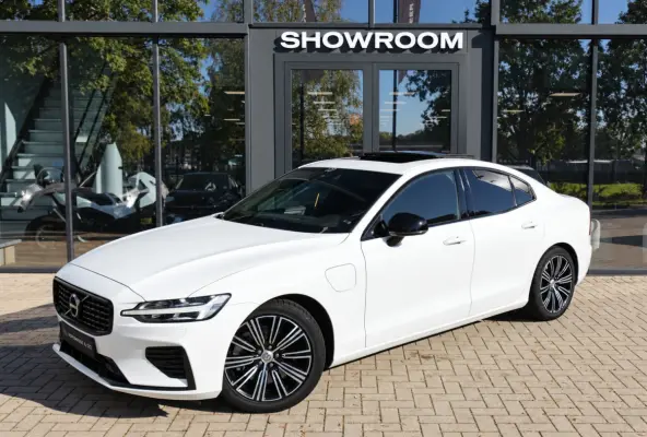 2.0 T8 AWD Twin Engine R-Design PANO H&K KEYLESS