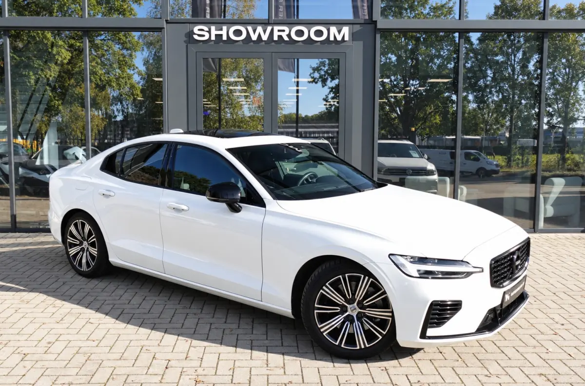 2.0 T8 AWD Twin Engine R-Design PANO H&K KEYLESS