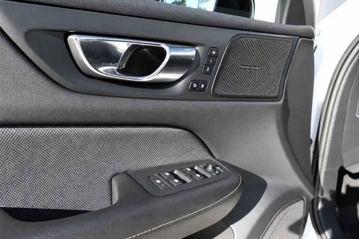 2.0 T8 AWD Twin Engine R-Design PANO H&K KEYLESS