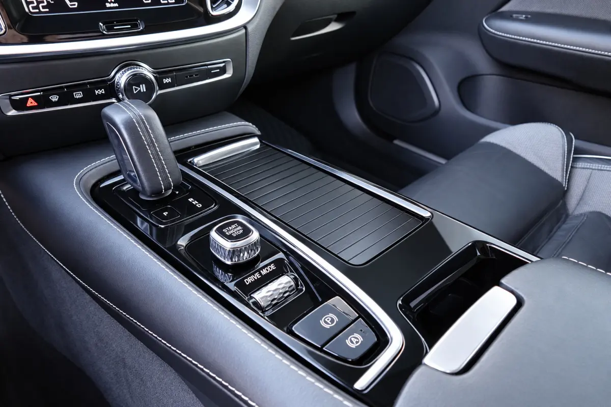 2.0 T8 AWD Twin Engine R-Design PANO H&K KEYLESS