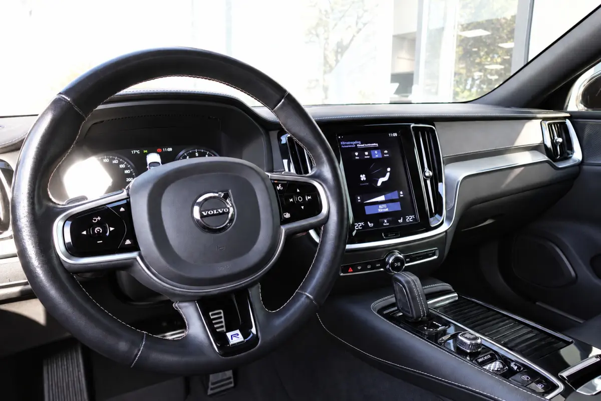 2.0 T8 AWD Twin Engine R-Design PANO H&K KEYLESS