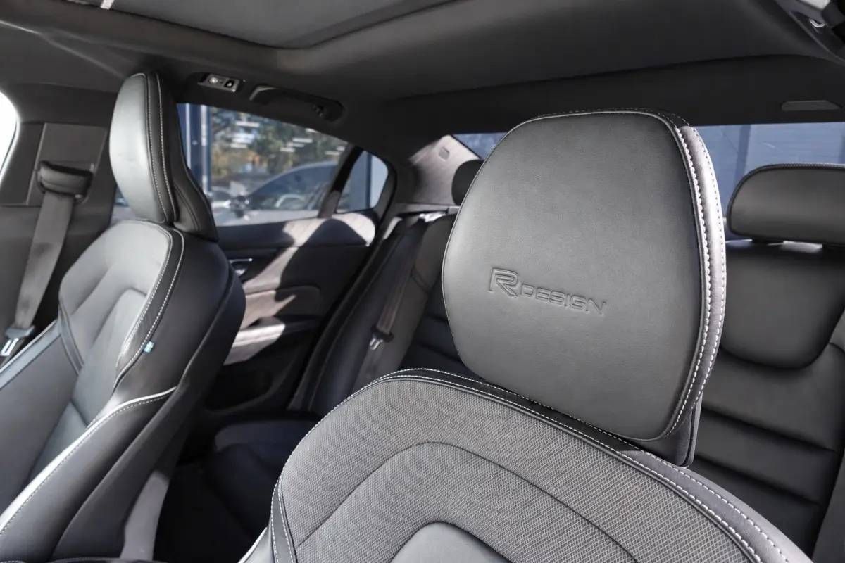 2.0 T8 AWD Twin Engine R-Design PANO H&K KEYLESS