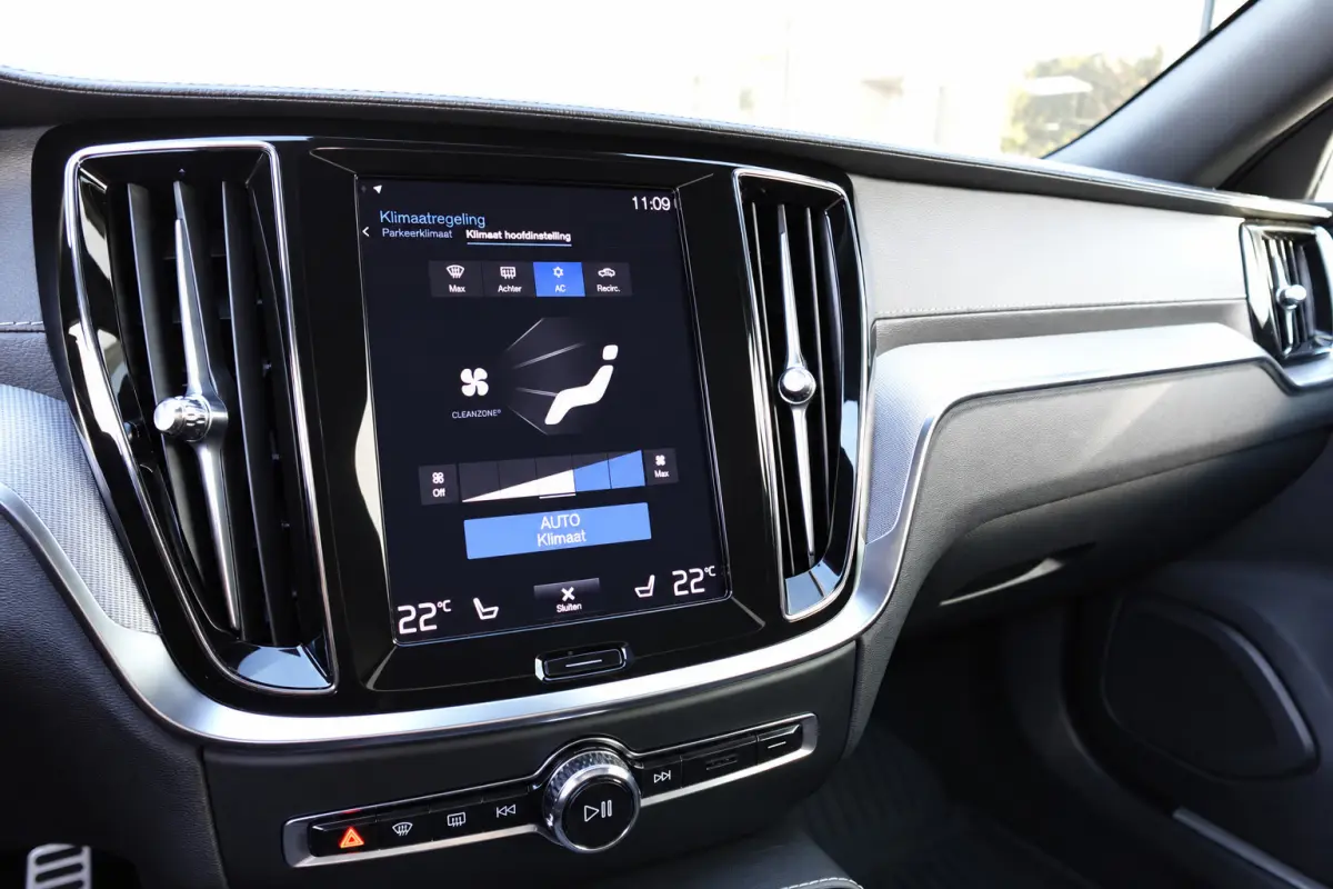 2.0 T8 AWD Twin Engine R-Design PANO H&K KEYLESS