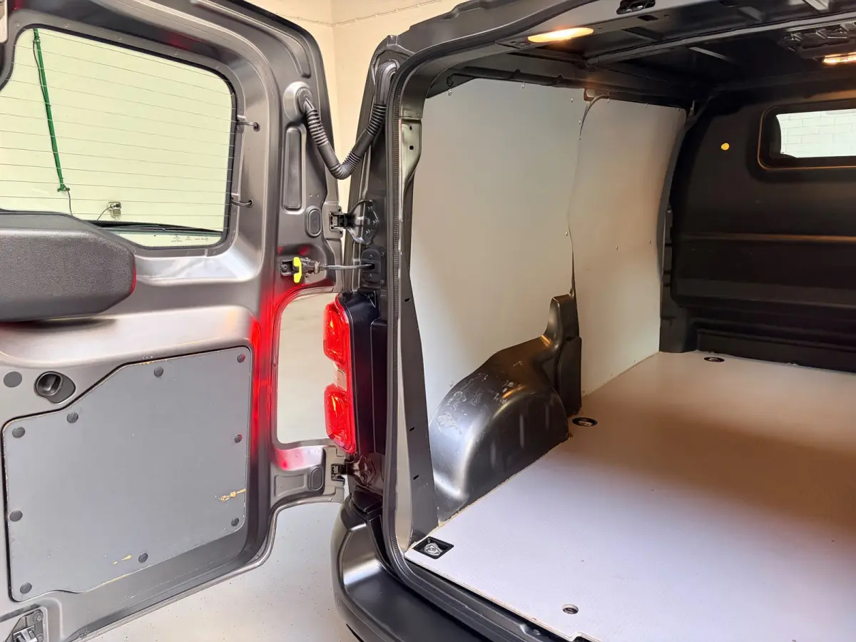 L2H1 1.5 BlueHDI 120pk Standard Premium, Airco, CruiseControl, Trekhaak, Keyless, Metallic Lak, RIJKLAARPRIJS!