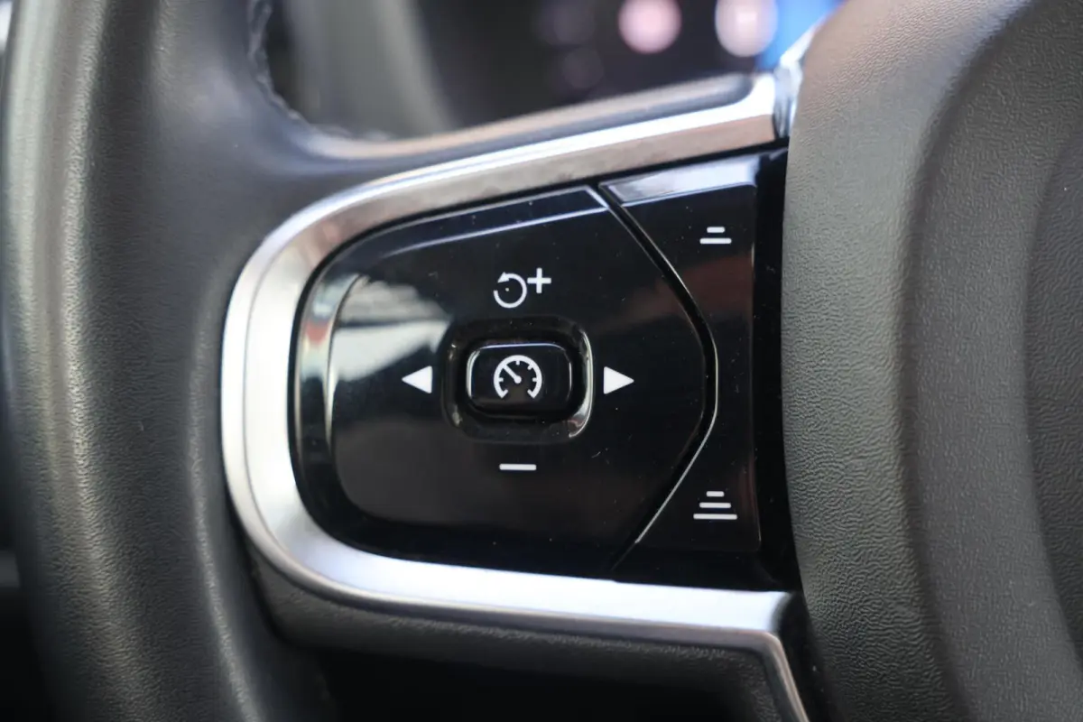 T6 Recharge AWD Plus Dark | Stoelverwarming | Trekhaak | Parkeercamera | Leder | Pilot Assist | Keyless | Glossy Black