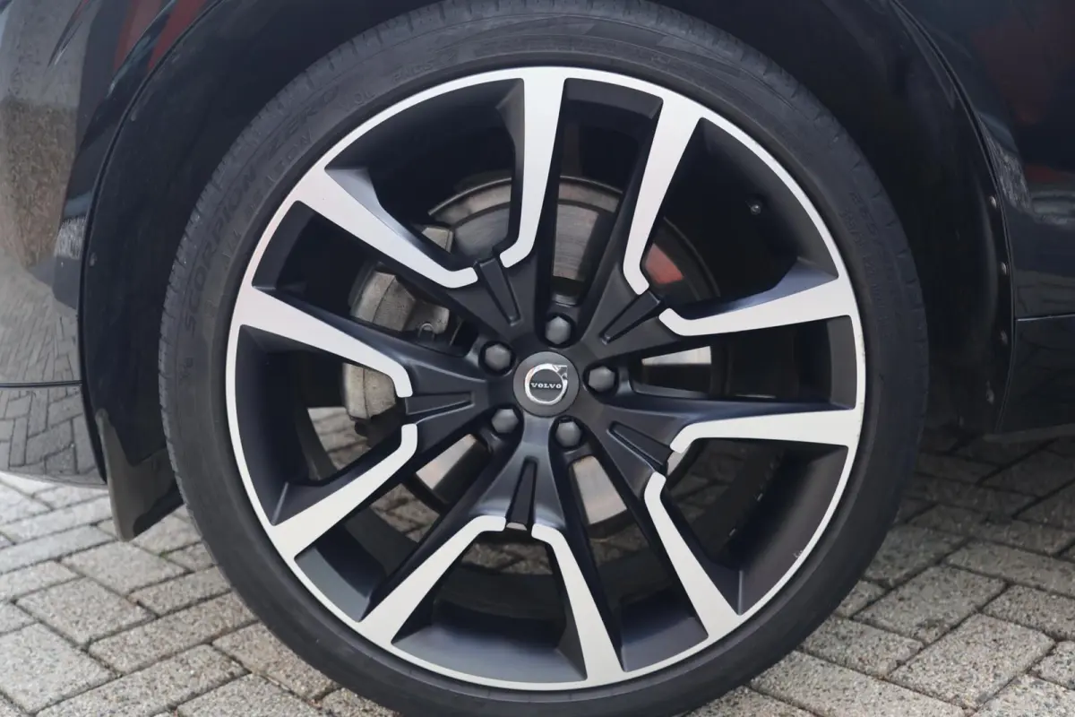 T6 Recharge AWD Plus Dark | Stoelverwarming | Trekhaak | Parkeercamera | Leder | Pilot Assist | Keyless | Glossy Black