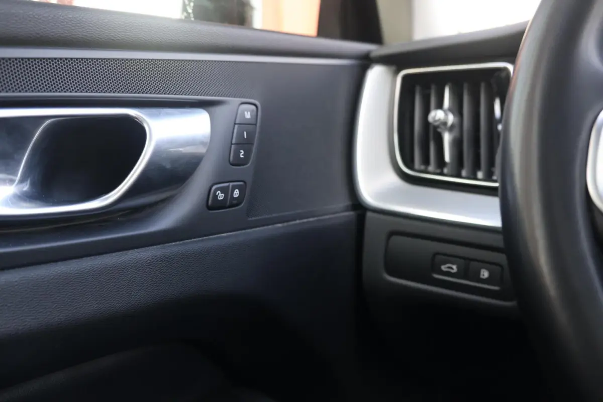 T6 Recharge AWD Plus Dark | Stoelverwarming | Trekhaak | Parkeercamera | Leder | Pilot Assist | Keyless | Glossy Black