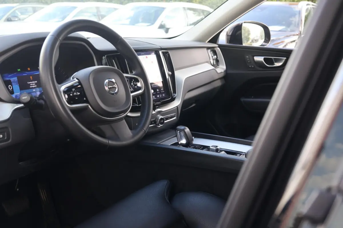 T6 Recharge AWD Plus Dark | Stoelverwarming | Trekhaak | Parkeercamera | Leder | Pilot Assist | Keyless | Glossy Black