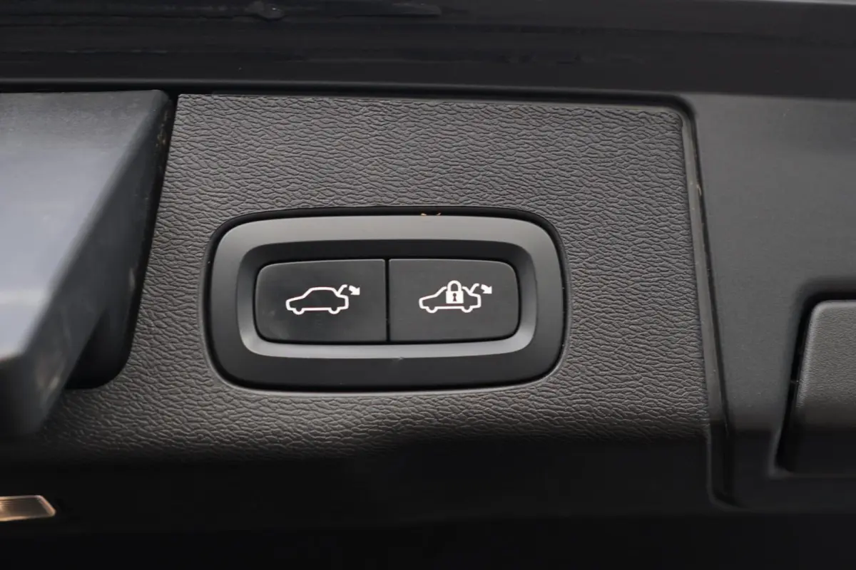 T6 Recharge AWD Plus Dark | Stoelverwarming | Trekhaak | Parkeercamera | Leder | Pilot Assist | Keyless | Glossy Black
