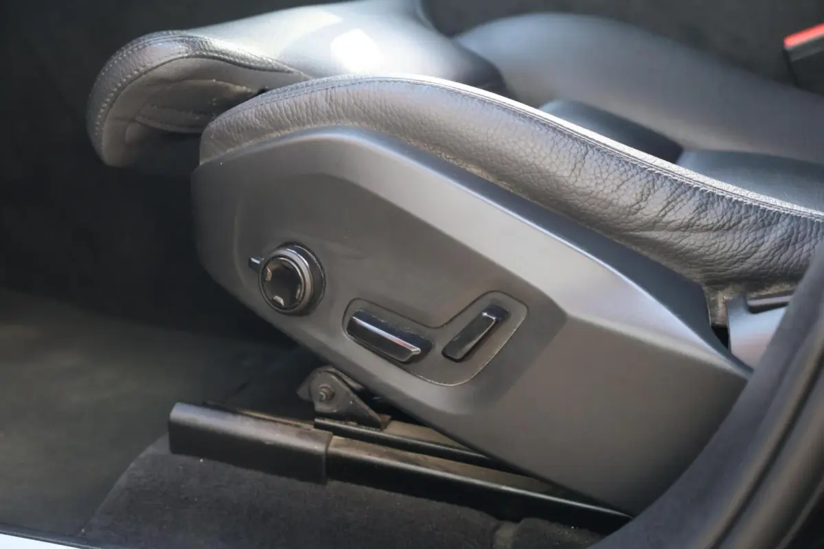 T6 Recharge AWD Plus Dark | Stoelverwarming | Trekhaak | Parkeercamera | Leder | Pilot Assist | Keyless | Glossy Black