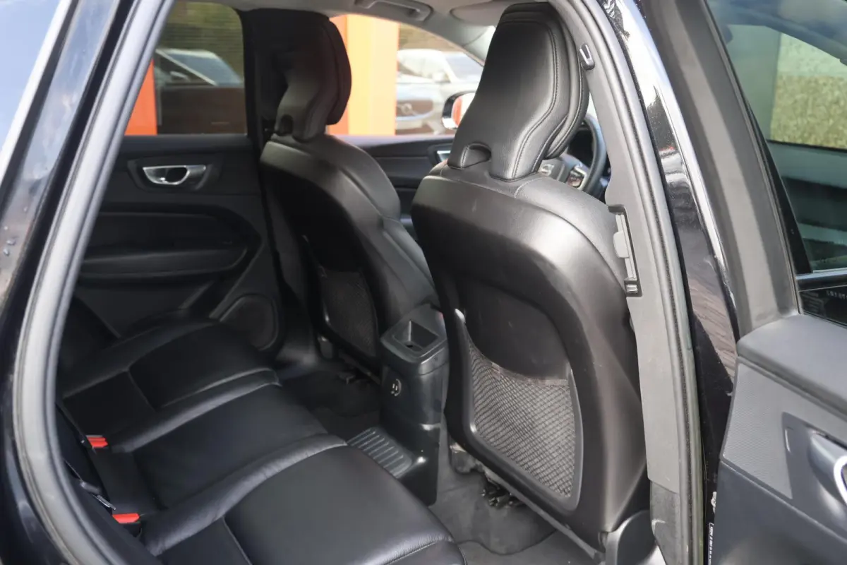 T6 Recharge AWD Plus Dark | Stoelverwarming | Trekhaak | Parkeercamera | Leder | Pilot Assist | Keyless | Glossy Black