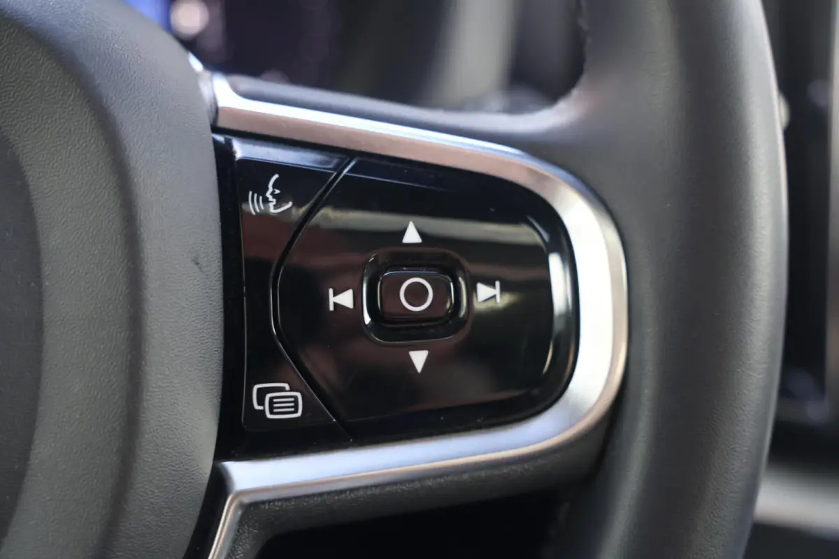 T6 Recharge AWD Plus Dark | Stoelverwarming | Trekhaak | Parkeercamera | Leder | Pilot Assist | Keyless | Glossy Black