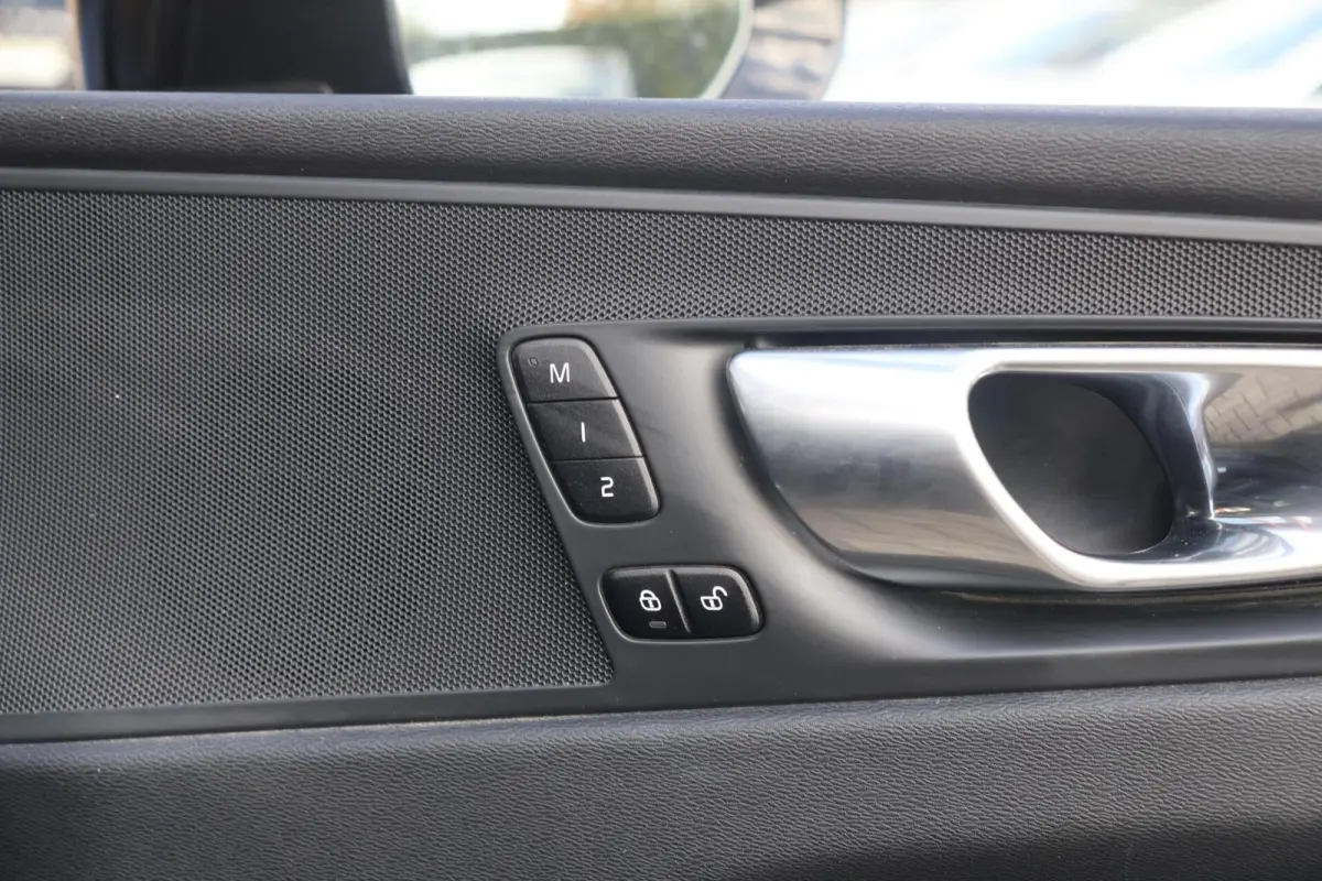 T6 Recharge AWD Plus Dark | Stoelverwarming | Trekhaak | Parkeercamera | Leder | Pilot Assist | Keyless | Glossy Black