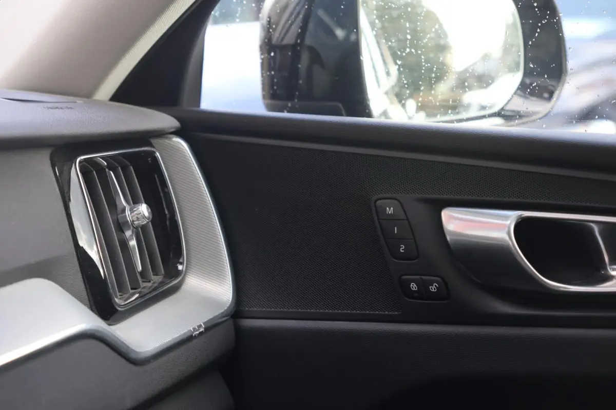 T6 Recharge AWD Plus Dark | Stoelverwarming | Trekhaak | Parkeercamera | Leder | Pilot Assist | Keyless | Glossy Black