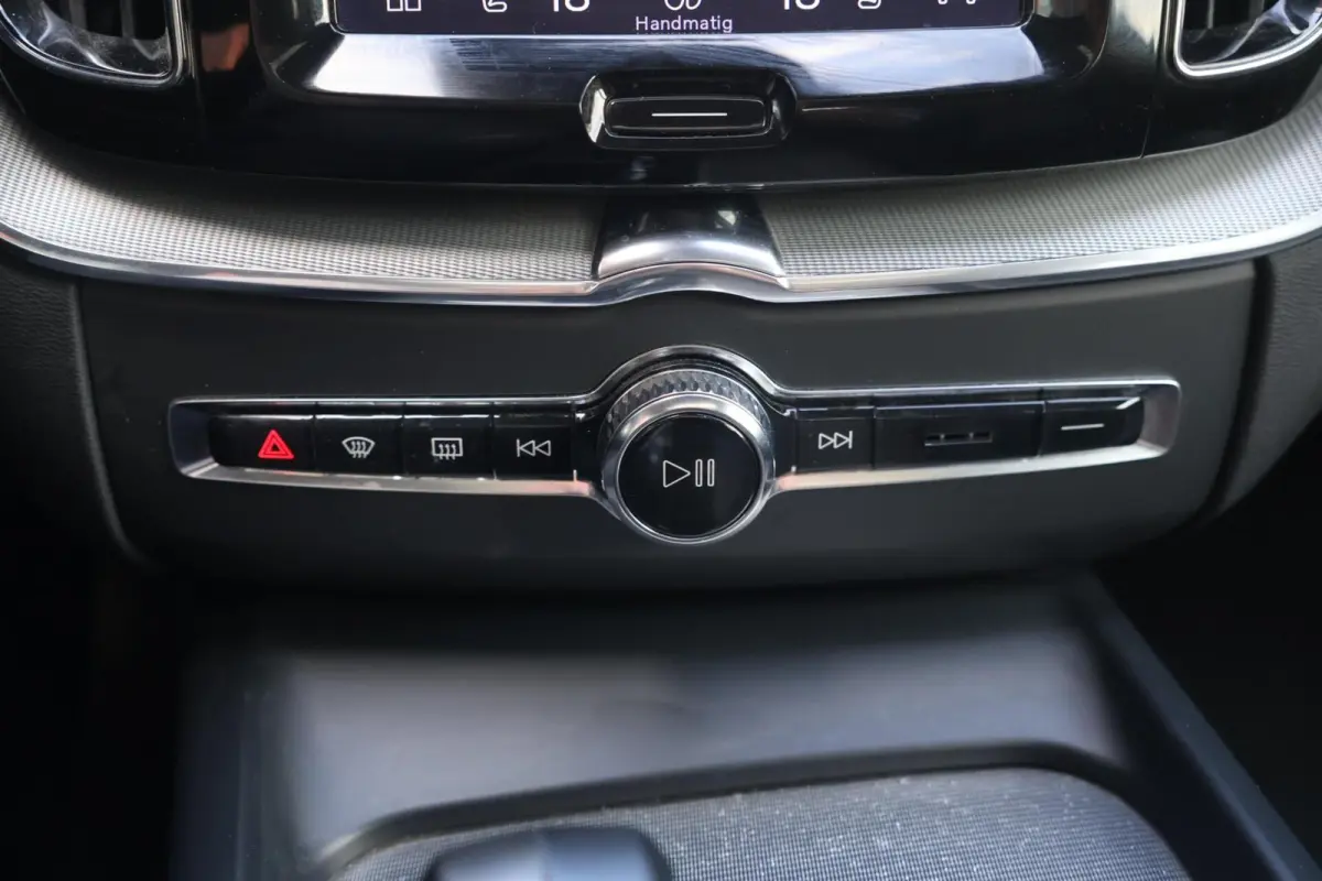 T6 Recharge AWD Plus Dark | Stoelverwarming | Trekhaak | Parkeercamera | Leder | Pilot Assist | Keyless | Glossy Black