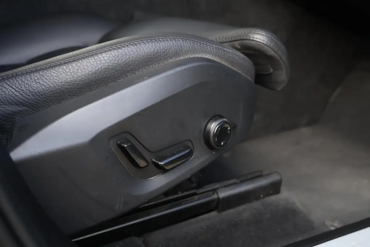 T6 Recharge AWD Plus Dark | Stoelverwarming | Trekhaak | Parkeercamera | Leder | Pilot Assist | Keyless | Glossy Black