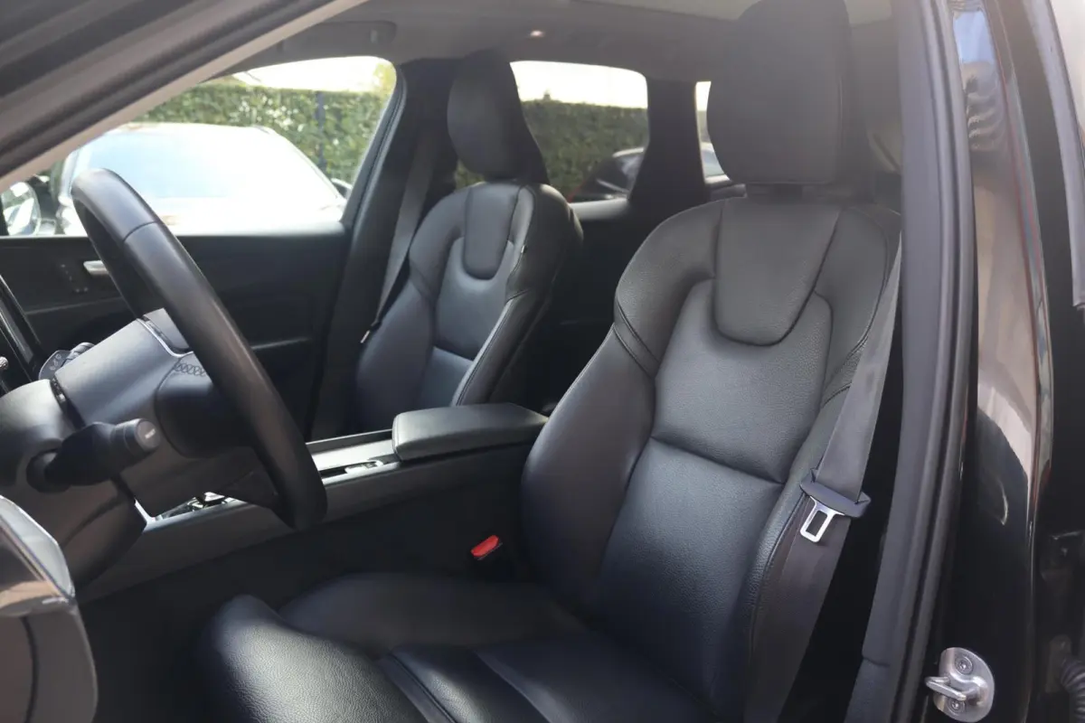 T6 Recharge AWD Plus Dark | Stoelverwarming | Trekhaak | Parkeercamera | Leder | Pilot Assist | Keyless | Glossy Black
