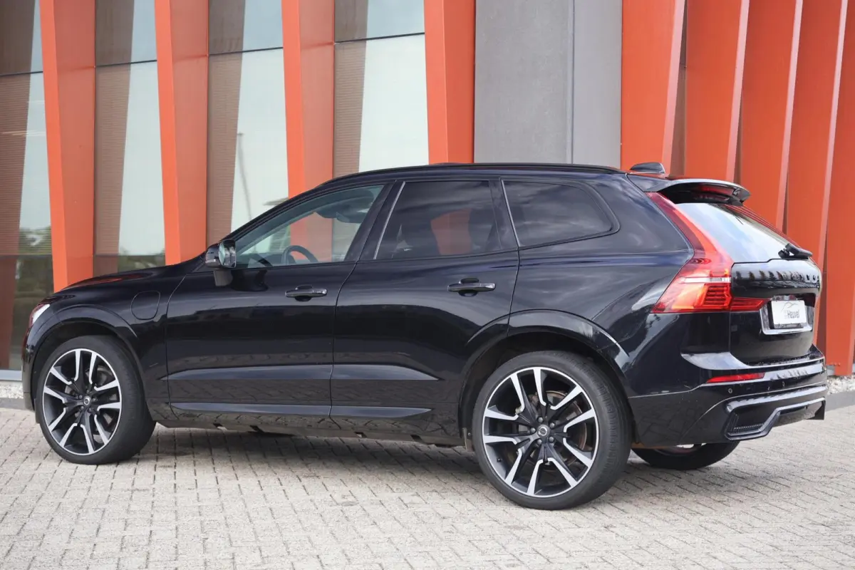 T6 Recharge AWD Plus Dark | Stoelverwarming | Trekhaak | Parkeercamera | Leder | Pilot Assist | Keyless | Glossy Black