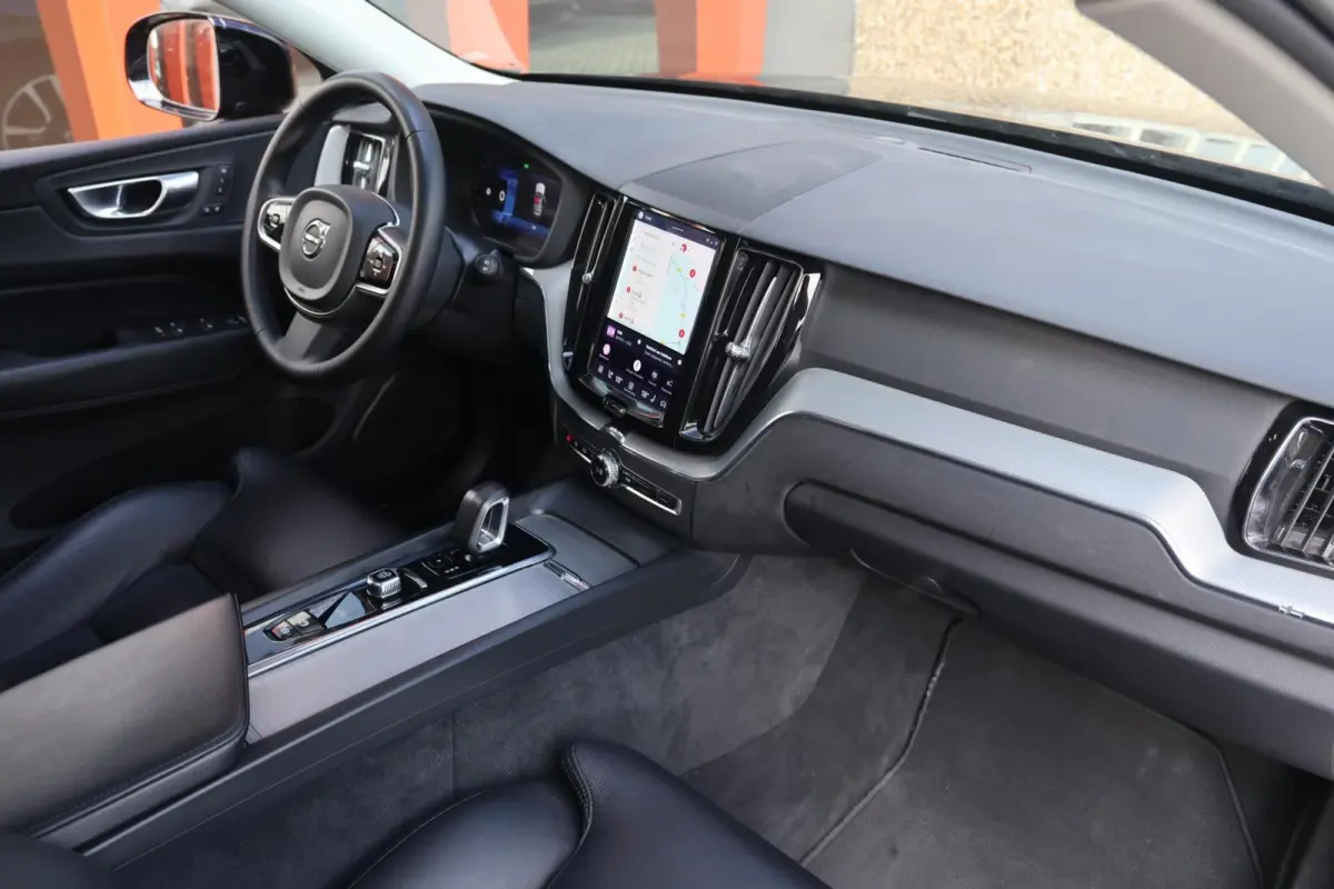 T6 Recharge AWD Plus Dark | Stoelverwarming | Trekhaak | Parkeercamera | Leder | Pilot Assist | Keyless | Glossy Black