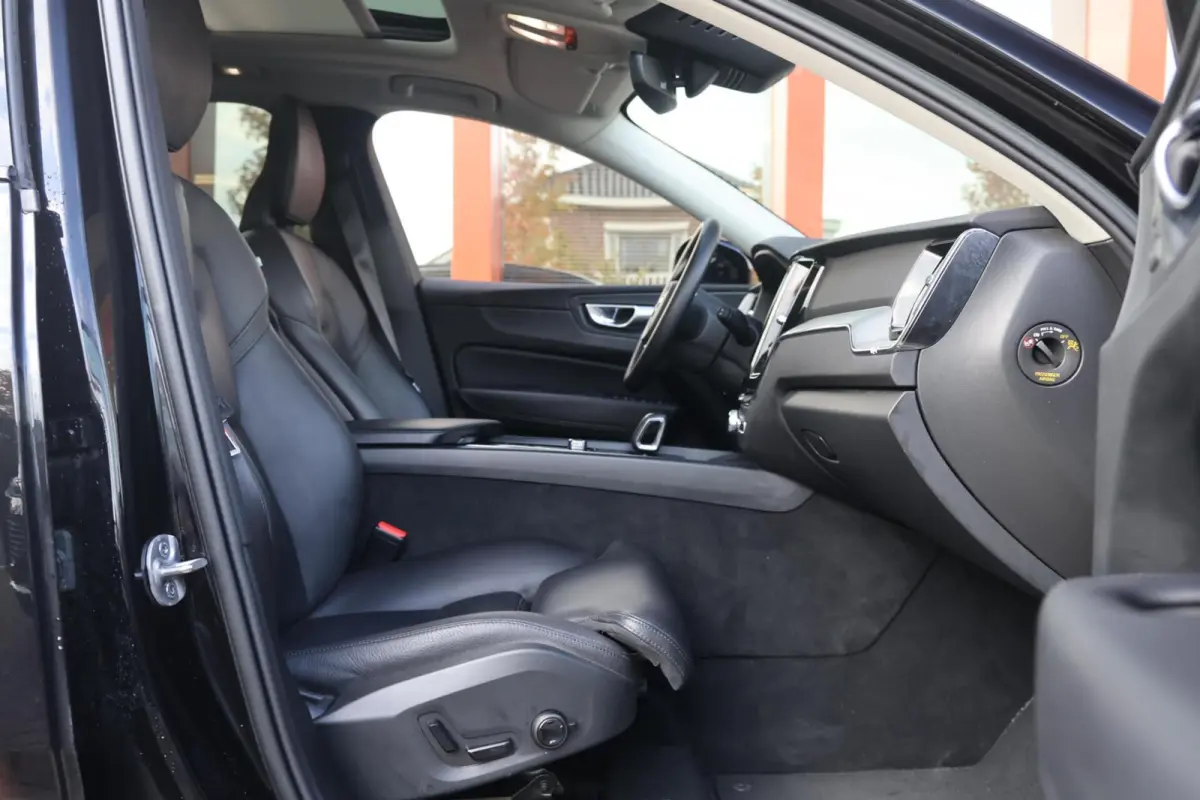 T6 Recharge AWD Plus Dark | Stoelverwarming | Trekhaak | Parkeercamera | Leder | Pilot Assist | Keyless | Glossy Black