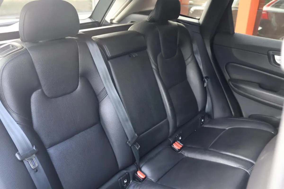 T6 Recharge AWD Plus Dark | Stoelverwarming | Trekhaak | Parkeercamera | Leder | Pilot Assist | Keyless | Glossy Black