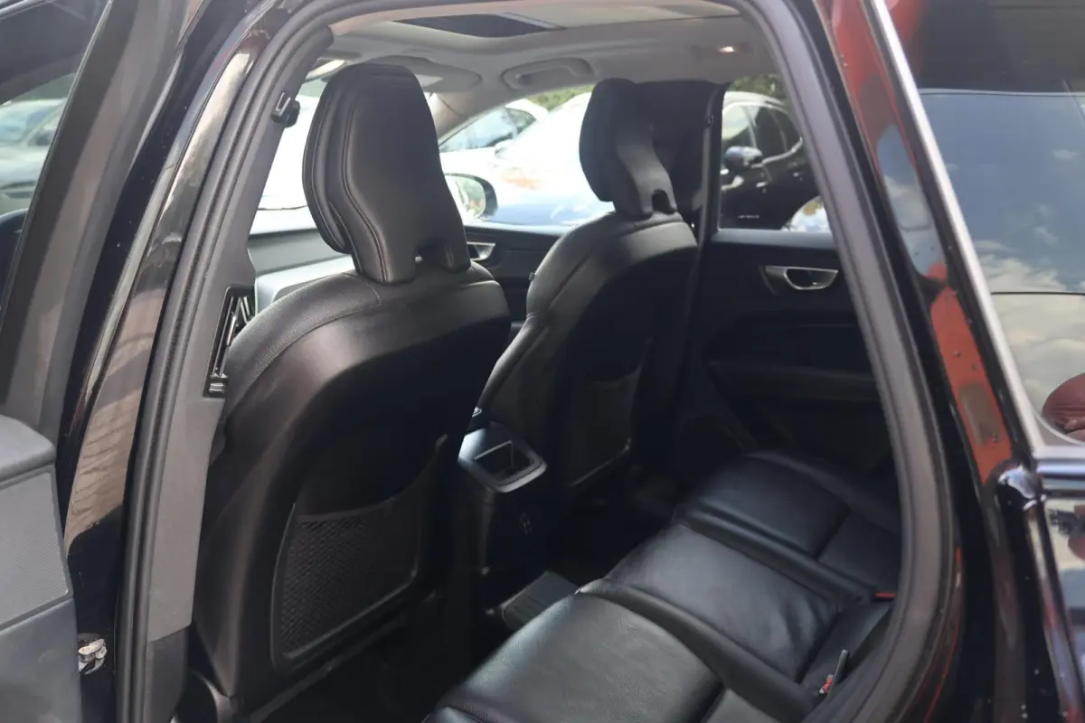 T6 Recharge AWD Plus Dark | Stoelverwarming | Trekhaak | Parkeercamera | Leder | Pilot Assist | Keyless | Glossy Black