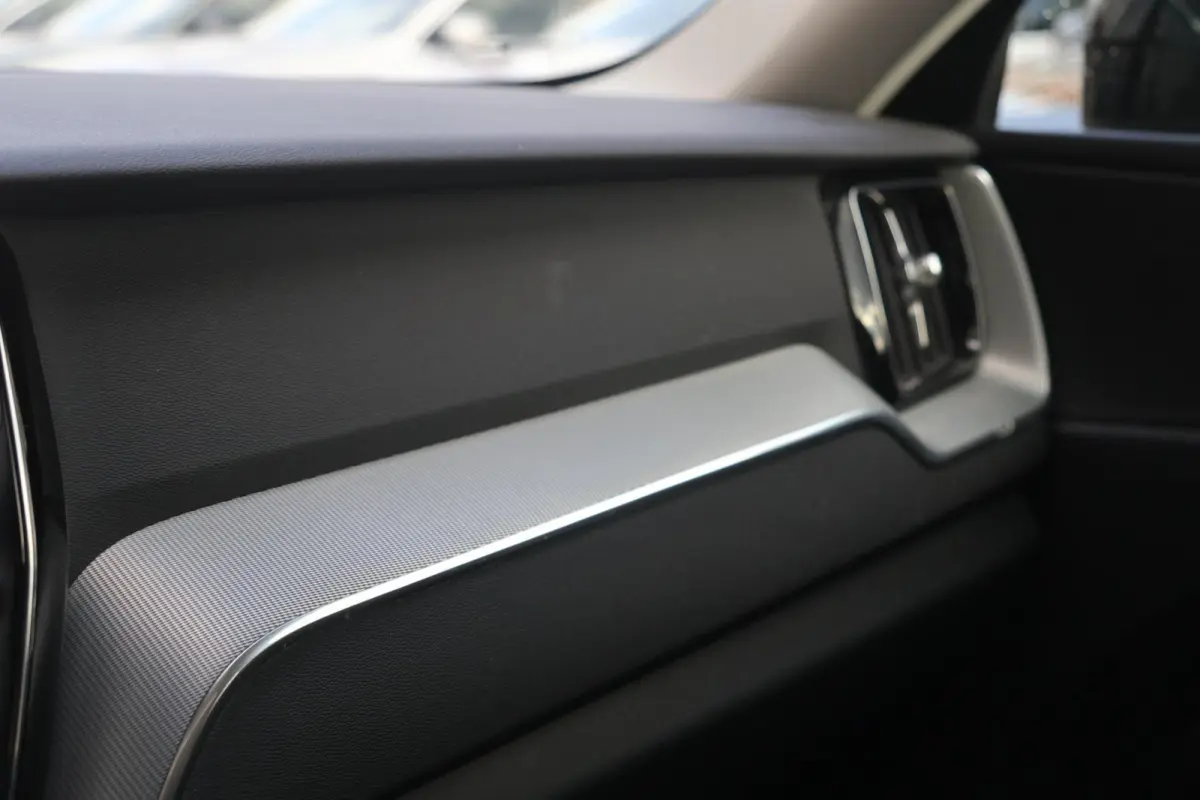 T6 Recharge AWD Plus Dark | Stoelverwarming | Trekhaak | Parkeercamera | Leder | Pilot Assist | Keyless | Glossy Black