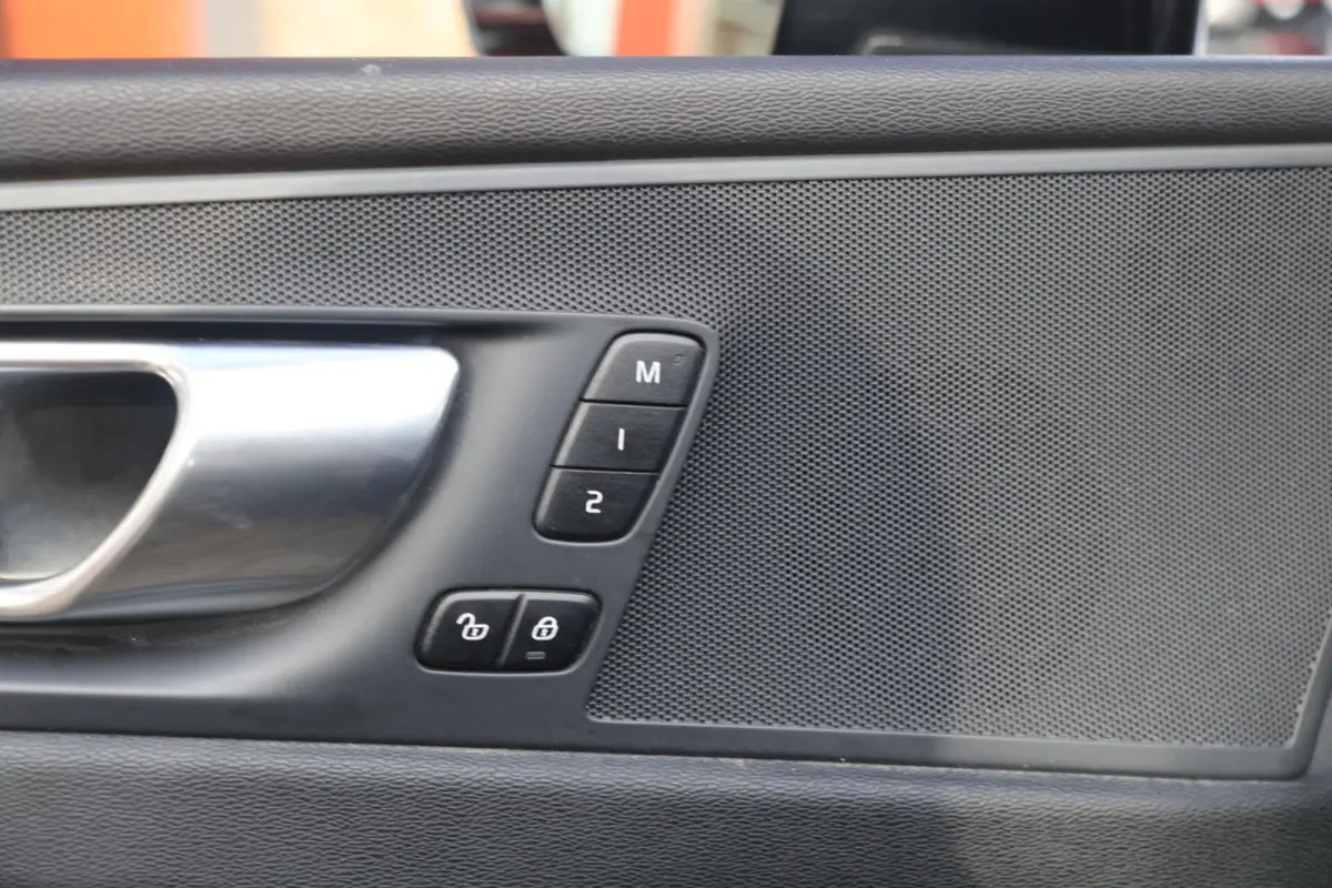 T6 Recharge AWD Plus Dark | Stoelverwarming | Trekhaak | Parkeercamera | Leder | Pilot Assist | Keyless | Glossy Black