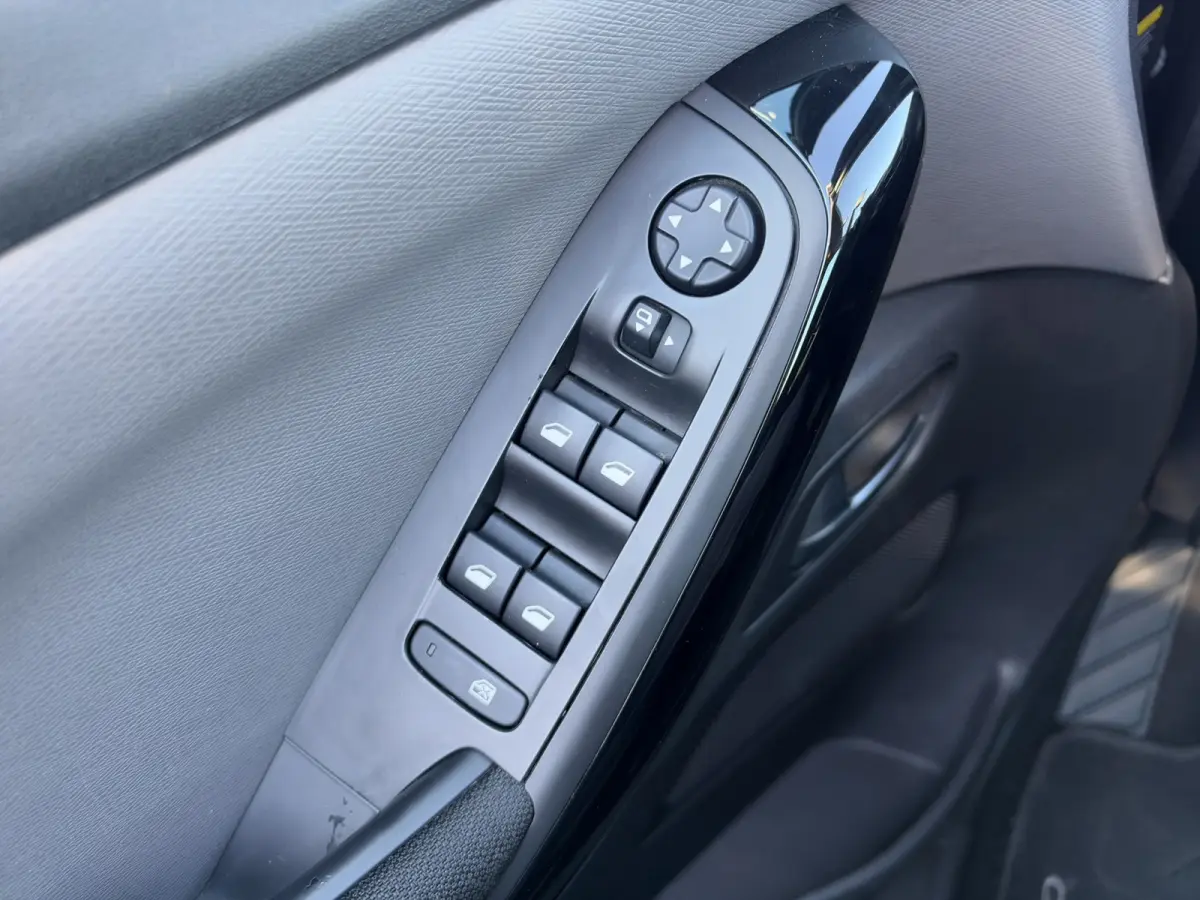 1.2 PureTech Feel | Automaat | Trekhaak | Camera | 7 Pers. | Navigatie