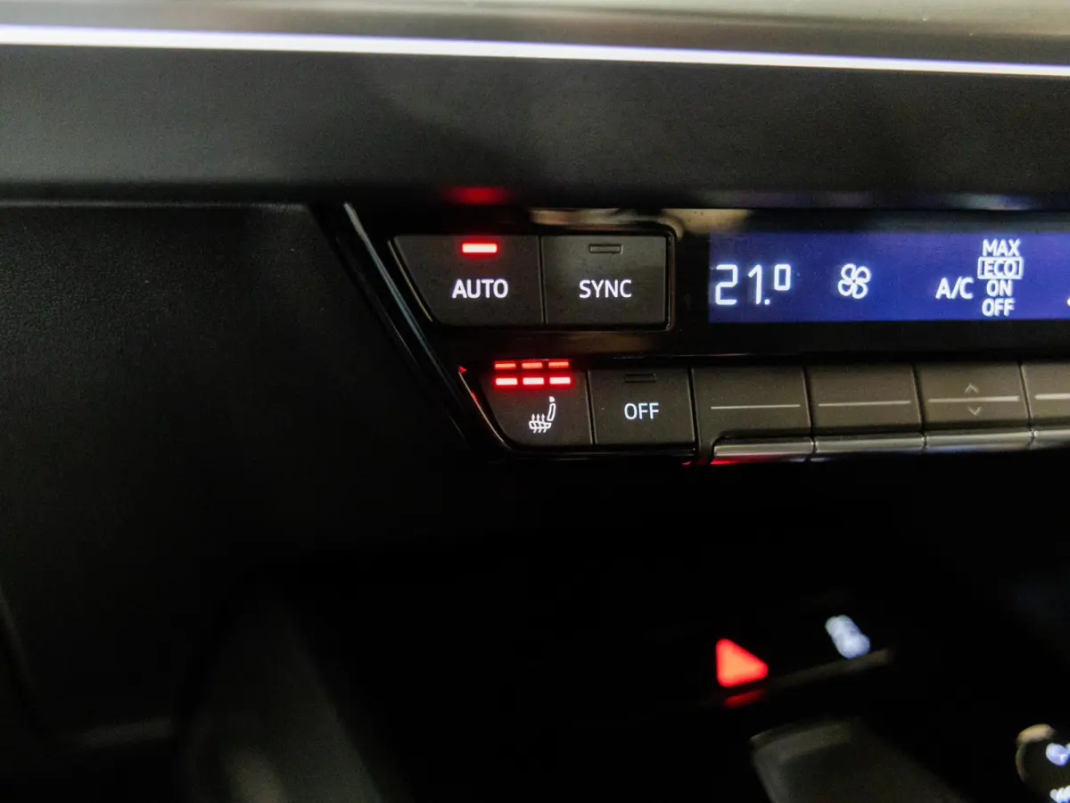 40 Launch edition Advanced 77 kWh SOH 93% / 204pk / Sportstoelen / Stoelverwarming /