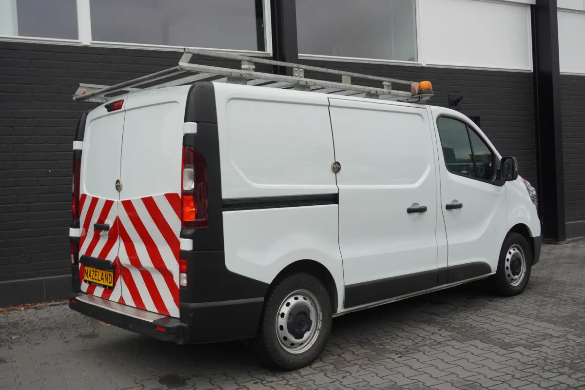 2.0 Blue dCi 130PK EURO 6 - Airco - Navi - Cruise - €16.900,- Excl.
