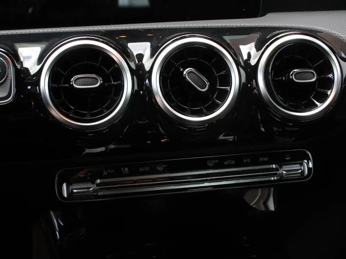 200 163pk DCT Progressive Navigatie Parkeersensoren Camera Cruise Control Stoelverwarming Ledverlichting Climate Control