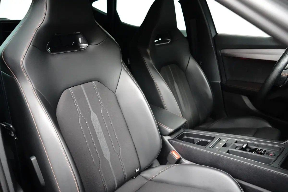 1.4 e-Hybrid Business l Elekt. Stoel incl Memory l Panoramadak l 19" l Navigatie l Half Leder l Stoelverwarming l