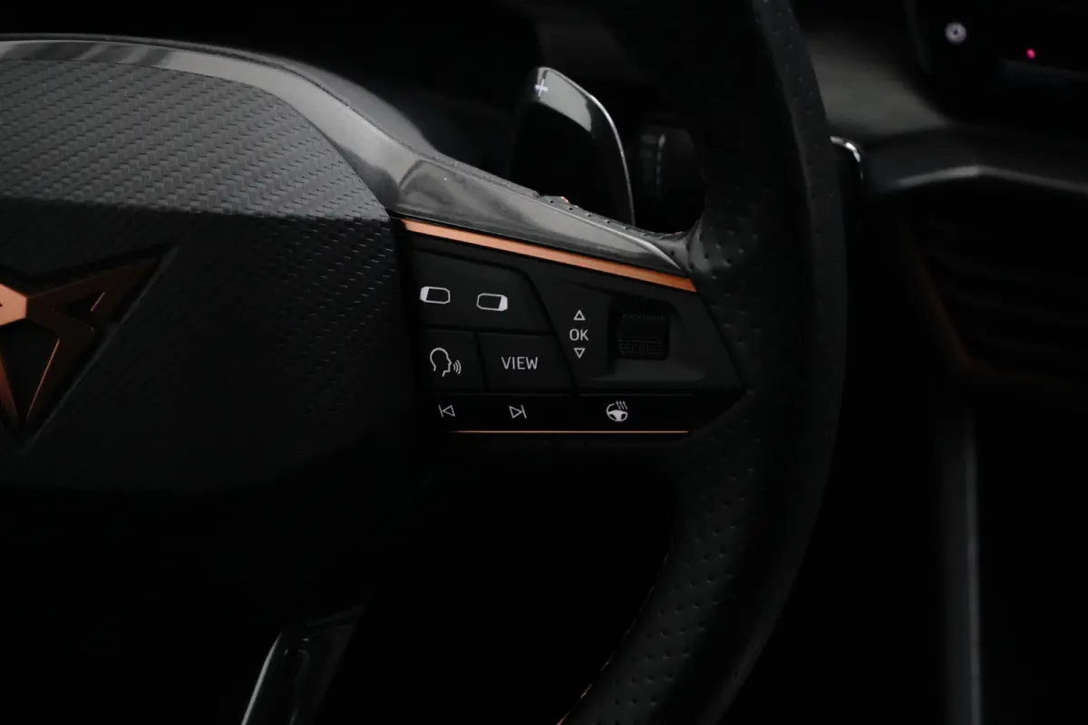 1.4 e-Hybrid Business l Elekt. Stoel incl Memory l Panoramadak l 19" l Navigatie l Half Leder l Stoelverwarming l