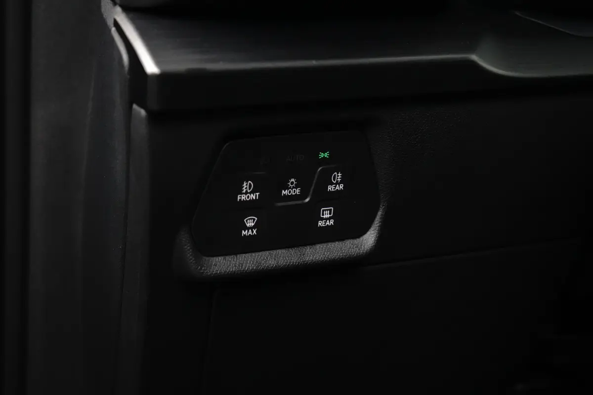 1.4 e-Hybrid Business l Elekt. Stoel incl Memory l Panoramadak l 19" l Navigatie l Half Leder l Stoelverwarming l