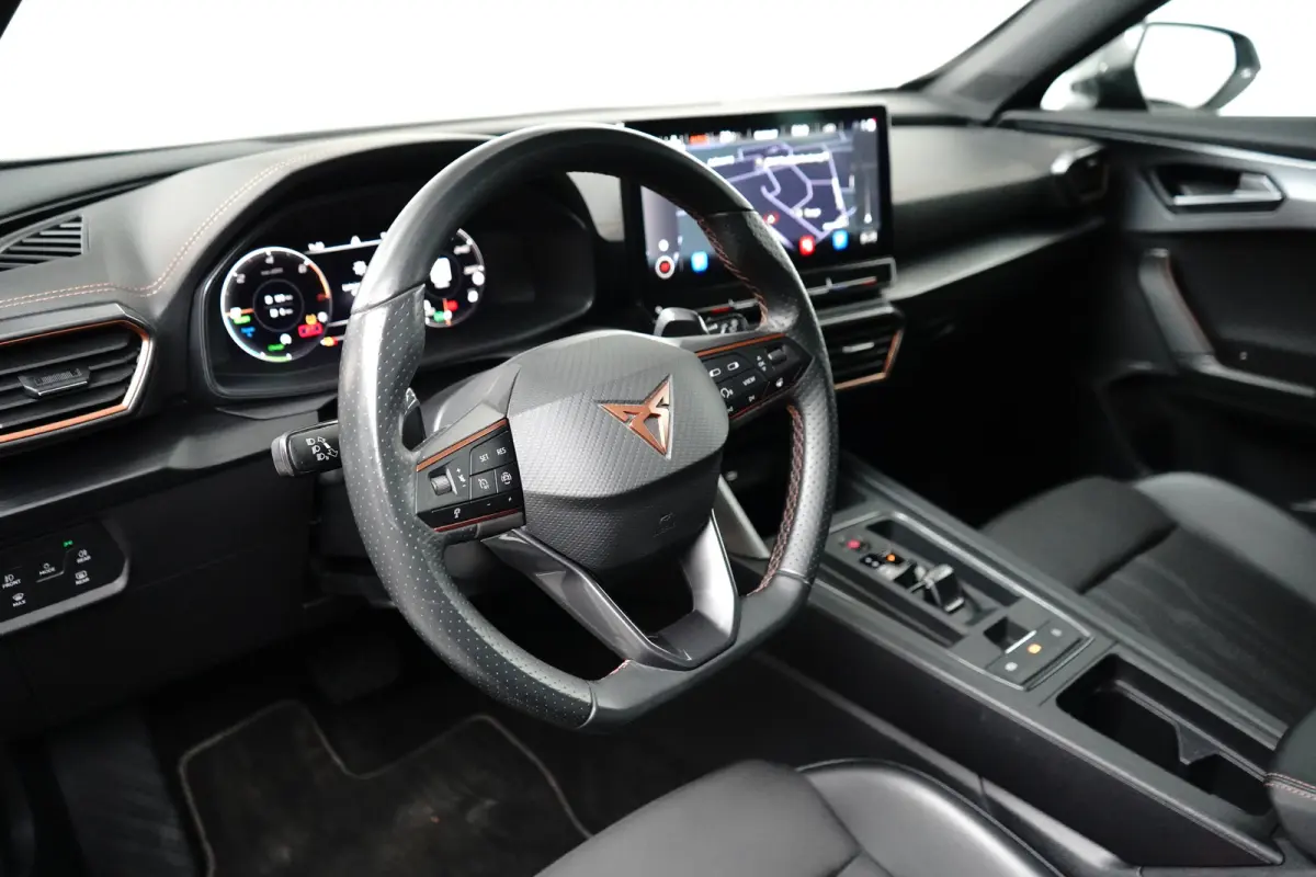 1.4 e-Hybrid Business l Elekt. Stoel incl Memory l Panoramadak l 19" l Navigatie l Half Leder l Stoelverwarming l